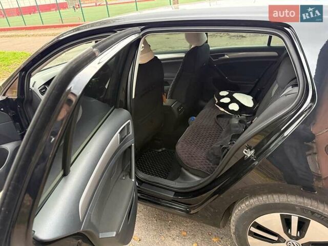 Черный Фольксваген e-Golf, объемом двигателя 0 л и пробегом 95 тыс. км за 10000 $, фото 2 на Automoto.ua