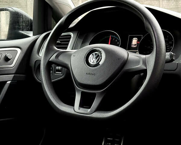 Черный Фольксваген e-Golf, объемом двигателя 0 л и пробегом 95 тыс. км за 8500 $, фото 13 на Automoto.ua