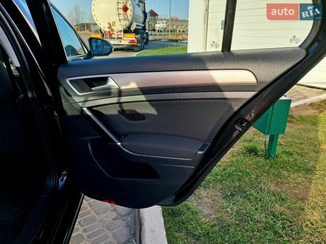 Черный Фольксваген e-Golf, объемом двигателя 0 л и пробегом 135 тыс. км за 8799 $, фото 48 на Automoto.ua