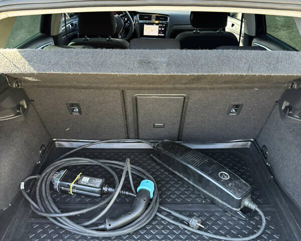 Черный Фольксваген e-Golf, объемом двигателя 0 л и пробегом 69 тыс. км за 13399 $, фото 11 на Automoto.ua