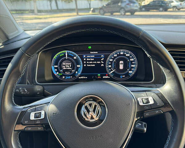 Черный Фольксваген e-Golf, объемом двигателя 0 л и пробегом 69 тыс. км за 13399 $, фото 6 на Automoto.ua