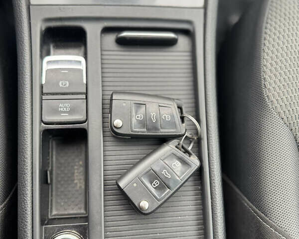 Черный Фольксваген e-Golf, объемом двигателя 0 л и пробегом 126 тыс. км за 12700 $, фото 13 на Automoto.ua