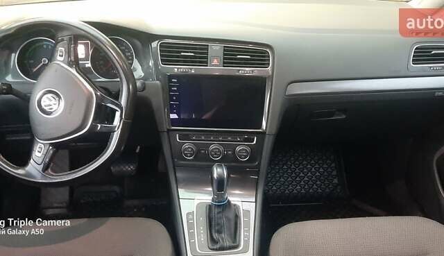 Черный Фольксваген e-Golf, объемом двигателя 0 л и пробегом 166 тыс. км за 12700 $, фото 4 на Automoto.ua