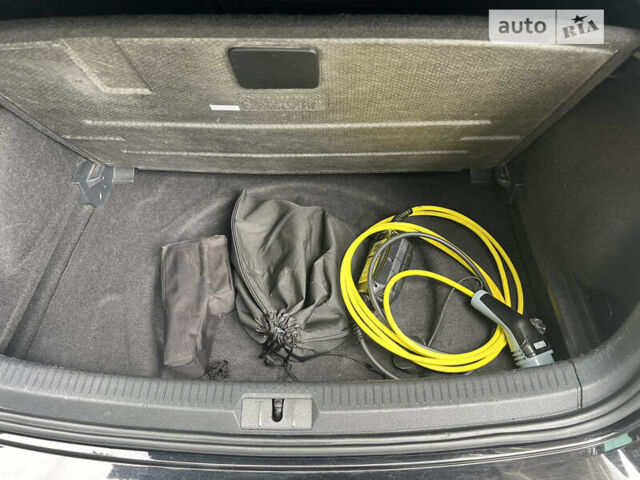 Черный Фольксваген e-Golf, объемом двигателя 0 л и пробегом 142 тыс. км за 13200 $, фото 27 на Automoto.ua