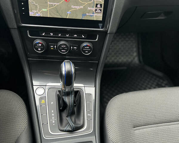 Черный Фольксваген e-Golf, объемом двигателя 0 л и пробегом 110 тыс. км за 12200 $, фото 22 на Automoto.ua