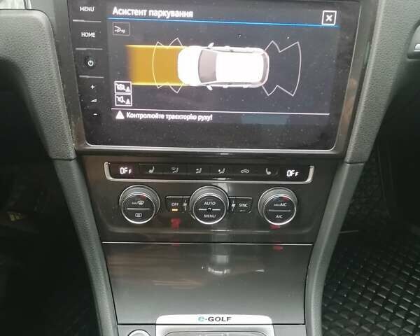 Черный Фольксваген e-Golf, объемом двигателя 0 л и пробегом 82 тыс. км за 14200 $, фото 30 на Automoto.ua
