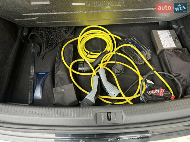 Черный Фольксваген e-Golf, объемом двигателя 0 л и пробегом 110 тыс. км за 12200 $, фото 13 на Automoto.ua