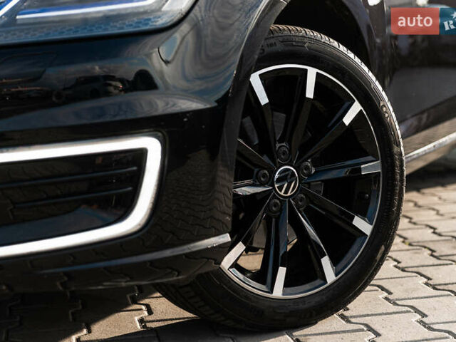 Черный Фольксваген e-Golf, объемом двигателя 0 л и пробегом 93 тыс. км за 15500 $, фото 1 на Automoto.ua