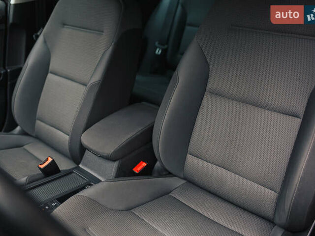 Чорний Фольксваген e-Golf, об'ємом двигуна 0 л та пробігом 110 тис. км за 12500 $, фото 32 на Automoto.ua