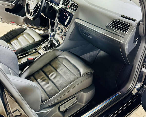 Черный Фольксваген e-Golf, объемом двигателя 0 л и пробегом 133 тыс. км за 16199 $, фото 21 на Automoto.ua