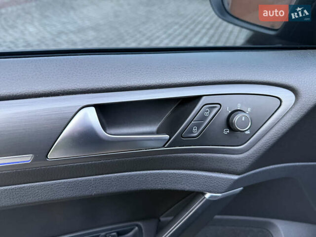 Черный Фольксваген e-Golf, объемом двигателя 0 л и пробегом 145 тыс. км за 14900 $, фото 69 на Automoto.ua