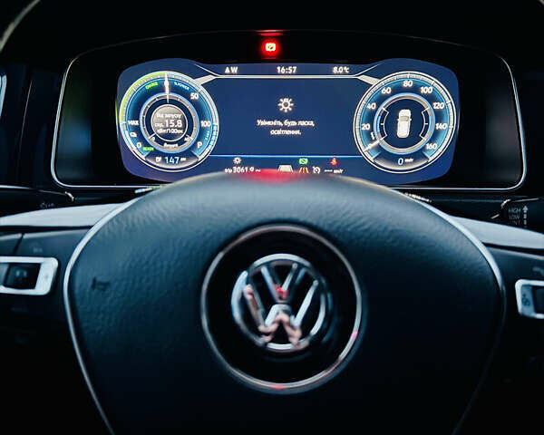 Черный Фольксваген e-Golf, объемом двигателя 0 л и пробегом 133 тыс. км за 16199 $, фото 39 на Automoto.ua