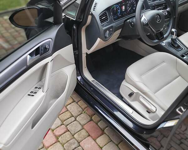 Черный Фольксваген e-Golf, объемом двигателя 0 л и пробегом 25 тыс. км за 16300 $, фото 19 на Automoto.ua