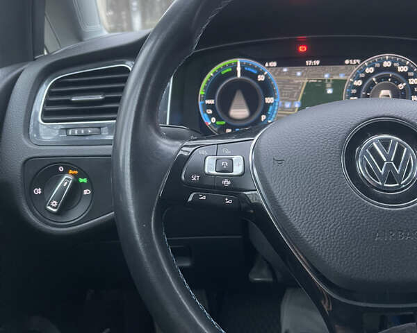 Черный Фольксваген e-Golf, объемом двигателя 0 л и пробегом 99 тыс. км за 13700 $, фото 56 на Automoto.ua