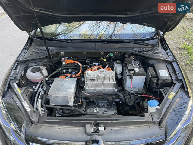 Черный Фольксваген e-Golf, объемом двигателя 0 л и пробегом 99 тыс. км за 13700 $, фото 35 на Automoto.ua