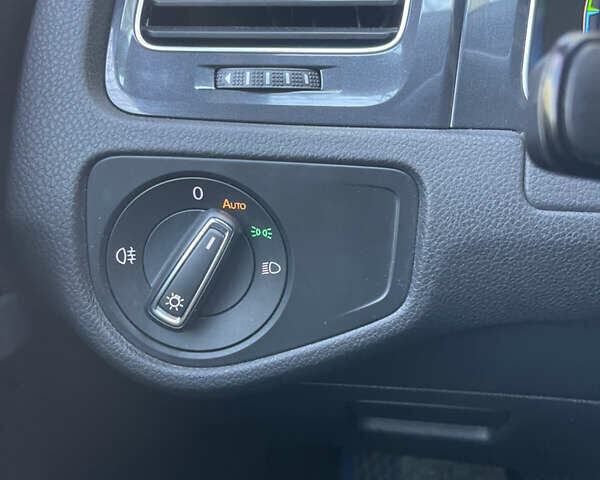 Черный Фольксваген e-Golf, объемом двигателя 0 л и пробегом 99 тыс. км за 13700 $, фото 41 на Automoto.ua