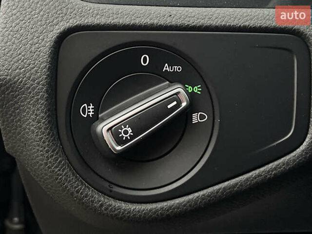 Черный Фольксваген e-Golf, объемом двигателя 0 л и пробегом 70 тыс. км за 16999 $, фото 17 на Automoto.ua