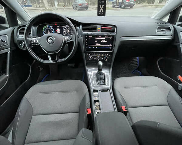 Черный Фольксваген e-Golf, объемом двигателя 0 л и пробегом 99 тыс. км за 13700 $, фото 67 на Automoto.ua