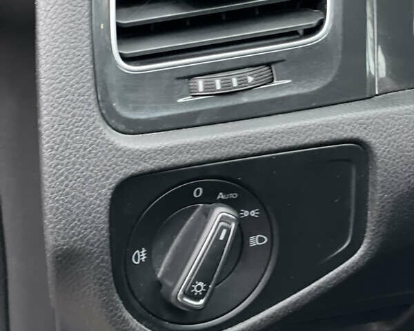 Черный Фольксваген e-Golf, объемом двигателя 0 л и пробегом 99 тыс. км за 13700 $, фото 69 на Automoto.ua