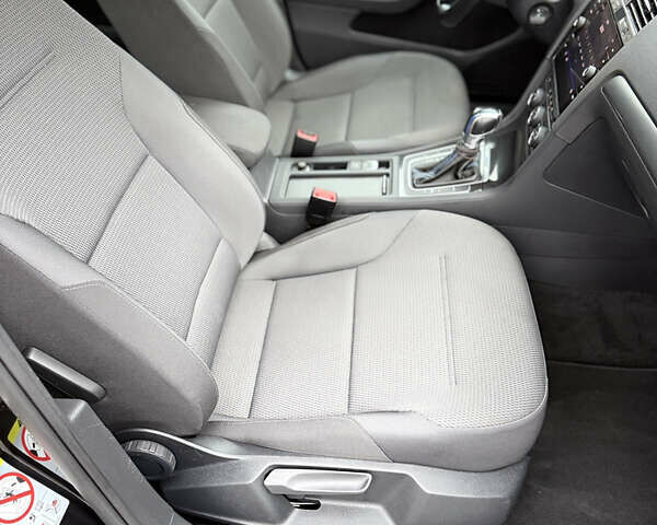 Черный Фольксваген e-Golf, объемом двигателя 0 л и пробегом 80 тыс. км за 14650 $, фото 12 на Automoto.ua