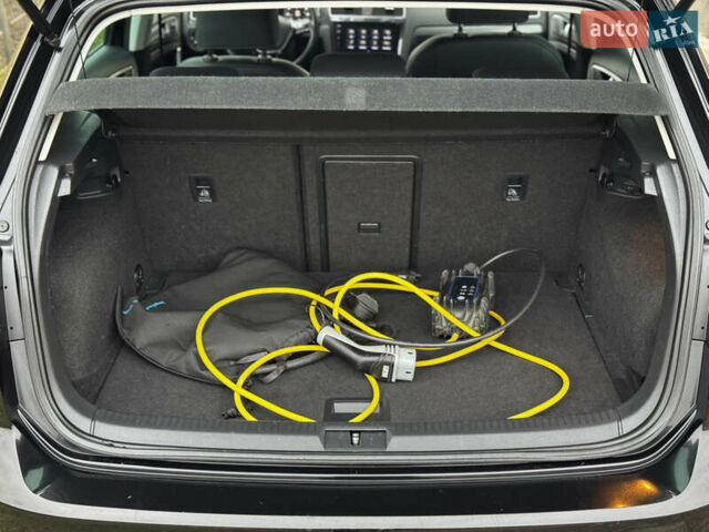 Черный Фольксваген e-Golf, объемом двигателя 0 л и пробегом 127 тыс. км за 14150 $, фото 35 на Automoto.ua