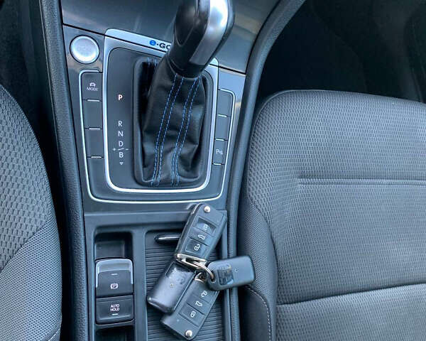 Черный Фольксваген e-Golf, объемом двигателя 0 л и пробегом 99 тыс. км за 13700 $, фото 83 на Automoto.ua