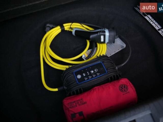 Черный Фольксваген e-Golf, объемом двигателя 0 л и пробегом 163 тыс. км за 11800 $, фото 26 на Automoto.ua