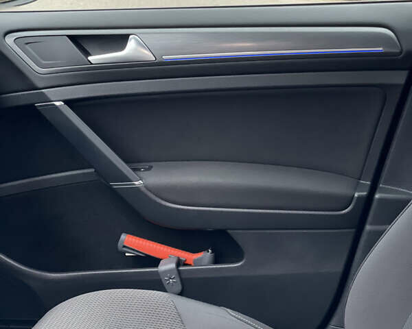 Черный Фольксваген e-Golf, объемом двигателя 0 л и пробегом 99 тыс. км за 13700 $, фото 70 на Automoto.ua