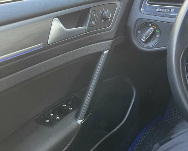 Черный Фольксваген e-Golf, объемом двигателя 0 л и пробегом 99 тыс. км за 13700 $, фото 44 на Automoto.ua