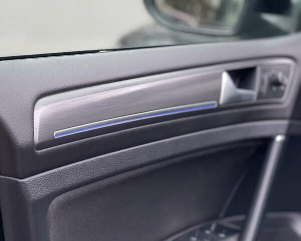 Черный Фольксваген e-Golf, объемом двигателя 0 л и пробегом 99 тыс. км за 13700 $, фото 71 на Automoto.ua