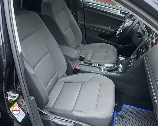 Черный Фольксваген e-Golf, объемом двигателя 0 л и пробегом 99 тыс. км за 13700 $, фото 59 на Automoto.ua