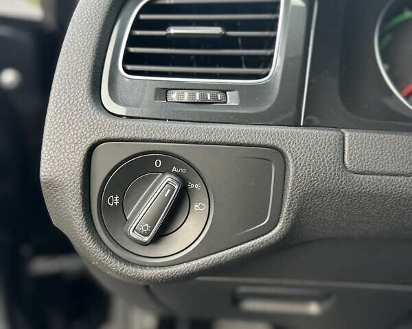 Черный Фольксваген e-Golf, объемом двигателя 0 л и пробегом 64 тыс. км за 16000 $, фото 25 на Automoto.ua