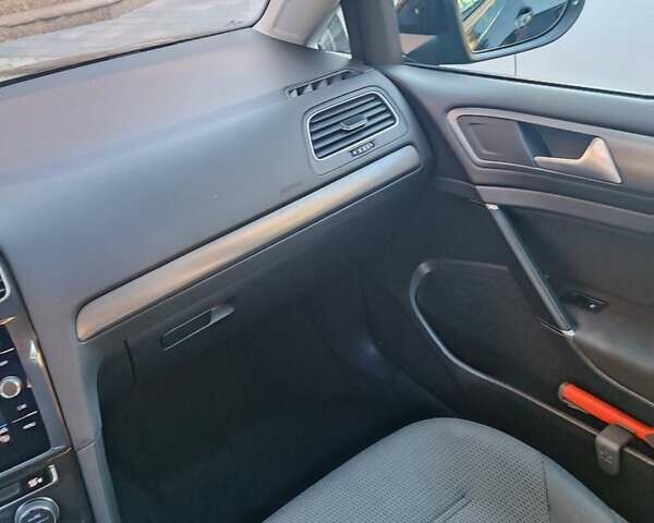 Черный Фольксваген e-Golf, объемом двигателя 0 л и пробегом 80 тыс. км за 16500 $, фото 14 на Automoto.ua