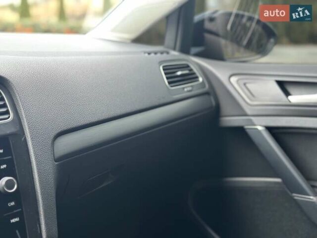 Черный Фольксваген e-Golf, объемом двигателя 0 л и пробегом 64 тыс. км за 16000 $, фото 21 на Automoto.ua