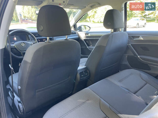 Черный Фольксваген e-Golf, объемом двигателя 0 л и пробегом 99 тыс. км за 13390 $, фото 15 на Automoto.ua