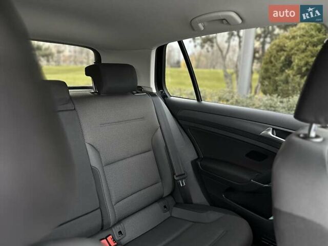 Черный Фольксваген e-Golf, объемом двигателя 0 л и пробегом 64 тыс. км за 16000 $, фото 31 на Automoto.ua