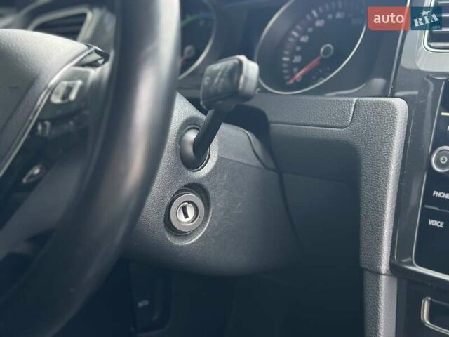 Черный Фольксваген e-Golf, объемом двигателя 0 л и пробегом 64 тыс. км за 16000 $, фото 33 на Automoto.ua