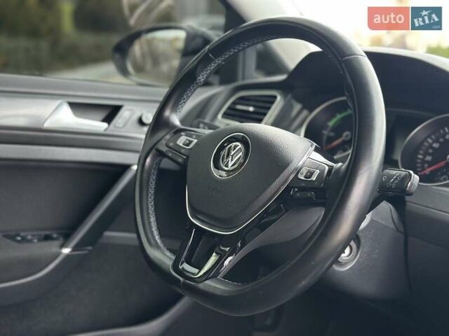 Черный Фольксваген e-Golf, объемом двигателя 0 л и пробегом 64 тыс. км за 16000 $, фото 32 на Automoto.ua