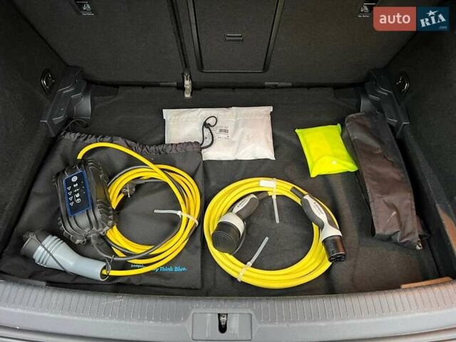 Черный Фольксваген e-Golf, объемом двигателя 0 л и пробегом 135 тыс. км за 14600 $, фото 26 на Automoto.ua