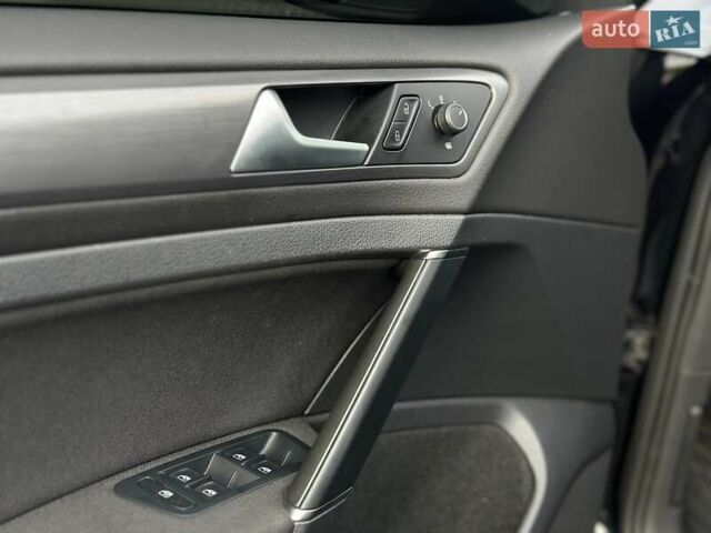 Черный Фольксваген e-Golf, объемом двигателя 0 л и пробегом 64 тыс. км за 16000 $, фото 26 на Automoto.ua