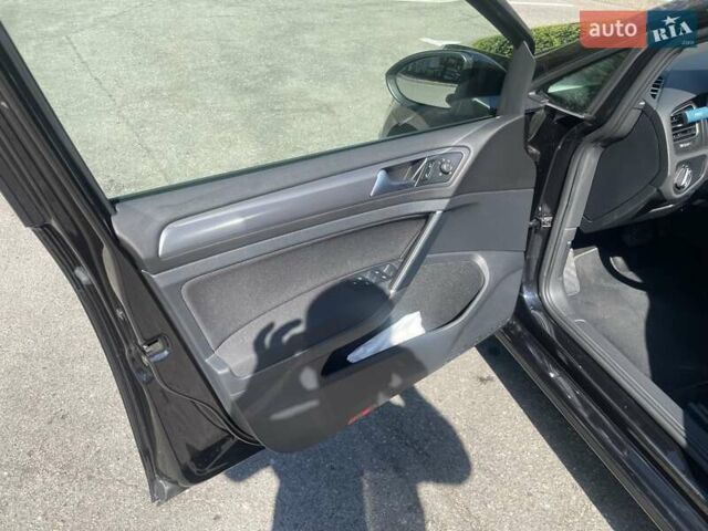 Черный Фольксваген e-Golf, объемом двигателя 1.4 л и пробегом 83 тыс. км за 19999 $, фото 14 на Automoto.ua
