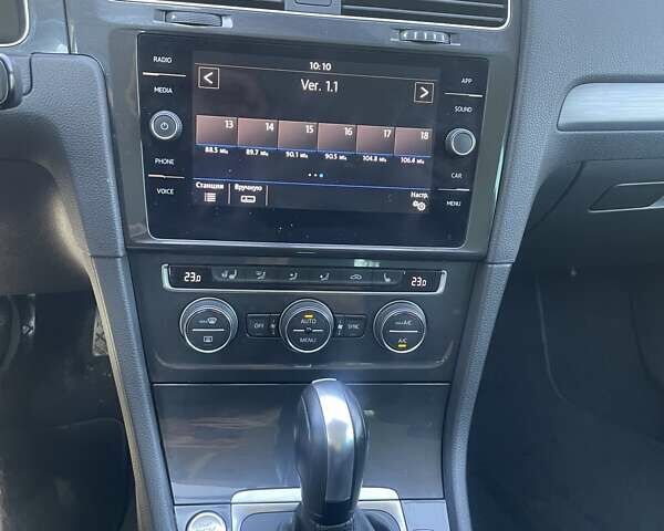 Черный Фольксваген e-Golf, объемом двигателя 1.4 л и пробегом 83 тыс. км за 19999 $, фото 34 на Automoto.ua