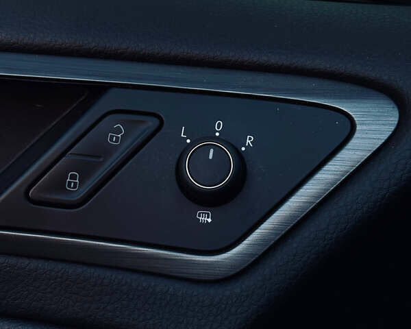 Черный Фольксваген e-Golf, объемом двигателя 0 л и пробегом 59 тыс. км за 13500 $, фото 16 на Automoto.ua