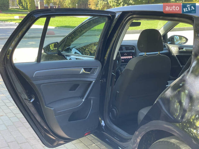 Черный Фольксваген e-Golf, объемом двигателя 0 л и пробегом 99 тыс. км за 13390 $, фото 13 на Automoto.ua