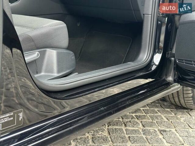 Черный Фольксваген e-Golf, объемом двигателя 0 л и пробегом 64 тыс. км за 16000 $, фото 40 на Automoto.ua