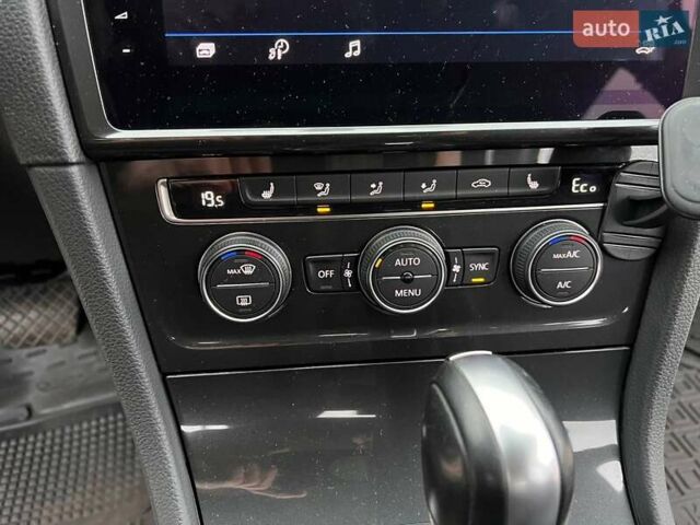 Черный Фольксваген e-Golf, объемом двигателя 0 л и пробегом 135 тыс. км за 14600 $, фото 12 на Automoto.ua