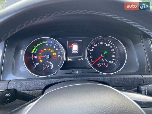 Черный Фольксваген e-Golf, объемом двигателя 0 л и пробегом 49 тыс. км за 15800 $, фото 13 на Automoto.ua