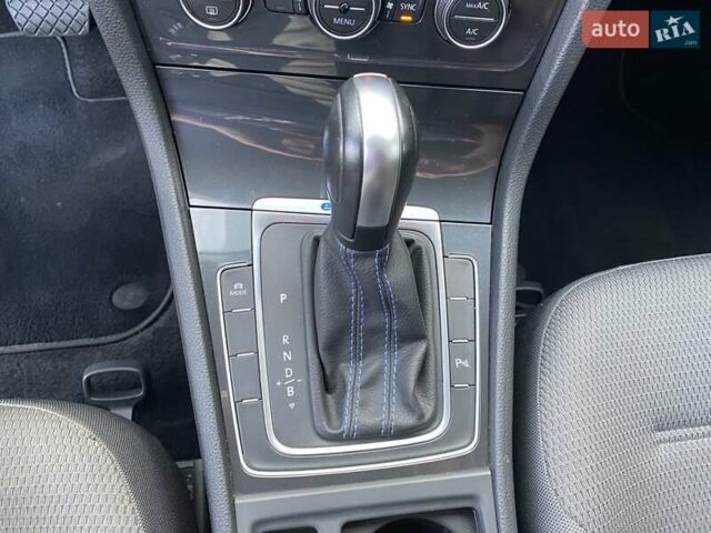 Черный Фольксваген e-Golf, объемом двигателя 0 л и пробегом 53 тыс. км за 15500 $, фото 16 на Automoto.ua