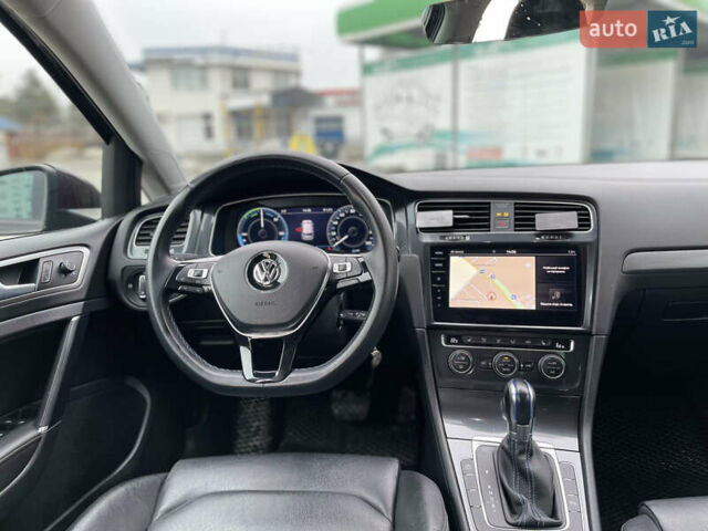 Красный Фольксваген e-Golf, объемом двигателя 0 л и пробегом 125 тыс. км за 13800 $, фото 24 на Automoto.ua