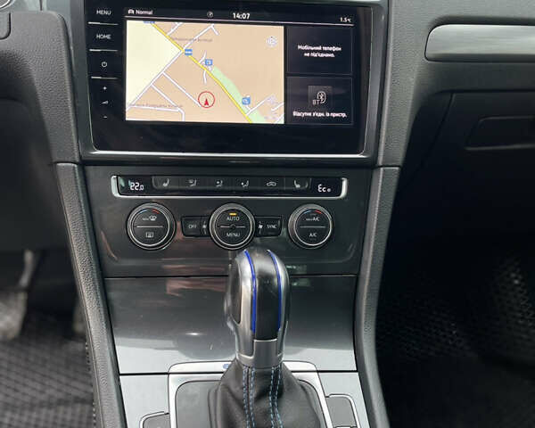 Красный Фольксваген e-Golf, объемом двигателя 0 л и пробегом 125 тыс. км за 13800 $, фото 26 на Automoto.ua